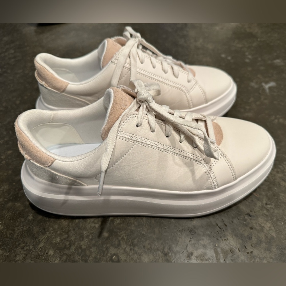 UGG women’s Scape Lace in white size 7. Leather with suede accents worn 1 time.